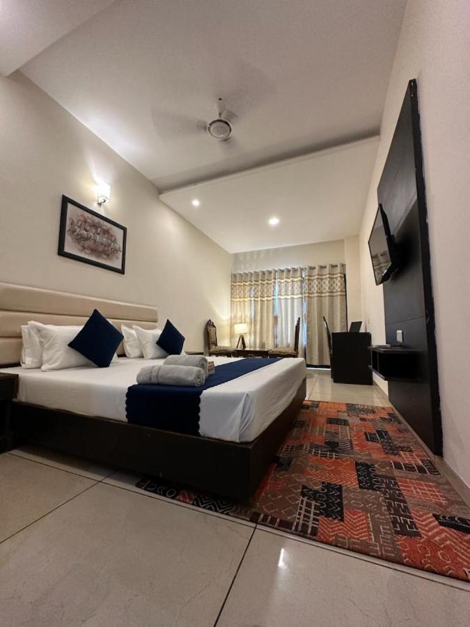 Hotel Jb Residency !! Luxurious & Royal Balcony Rooms !! Large Rooms Zirakpur Экстерьер фото