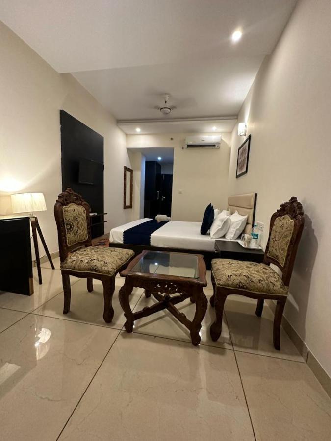 Hotel Jb Residency !! Luxurious & Royal Balcony Rooms !! Large Rooms Zirakpur Экстерьер фото