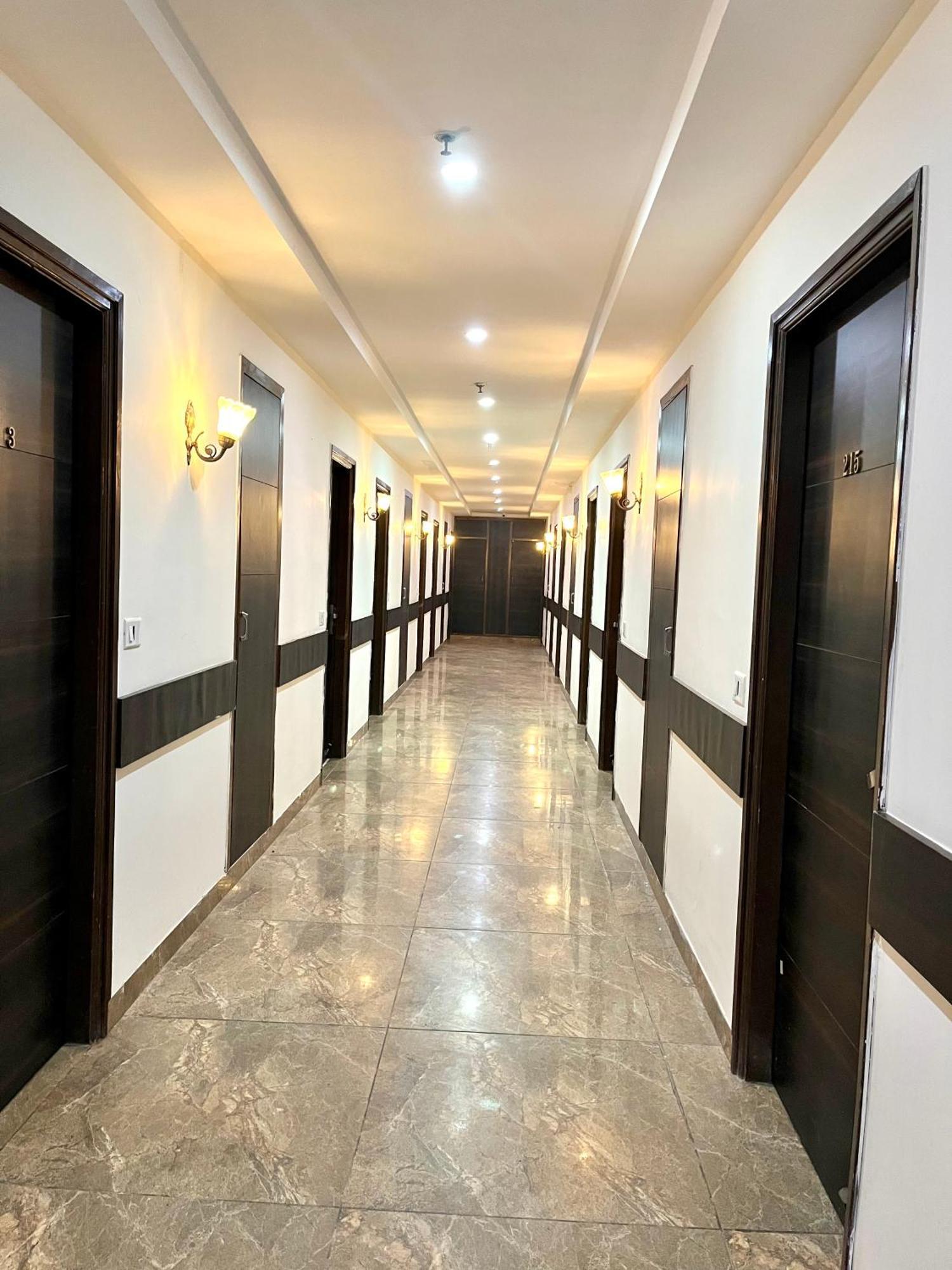 Hotel Jb Residency !! Luxurious & Royal Balcony Rooms !! Large Rooms Zirakpur Экстерьер фото