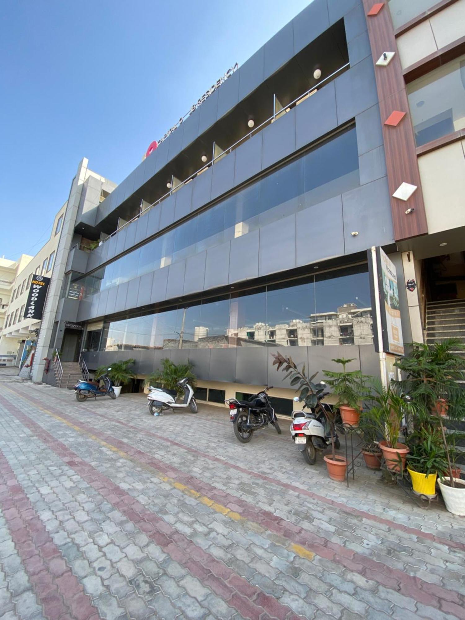 Hotel Jb Residency !! Luxurious & Royal Balcony Rooms !! Large Rooms Zirakpur Экстерьер фото