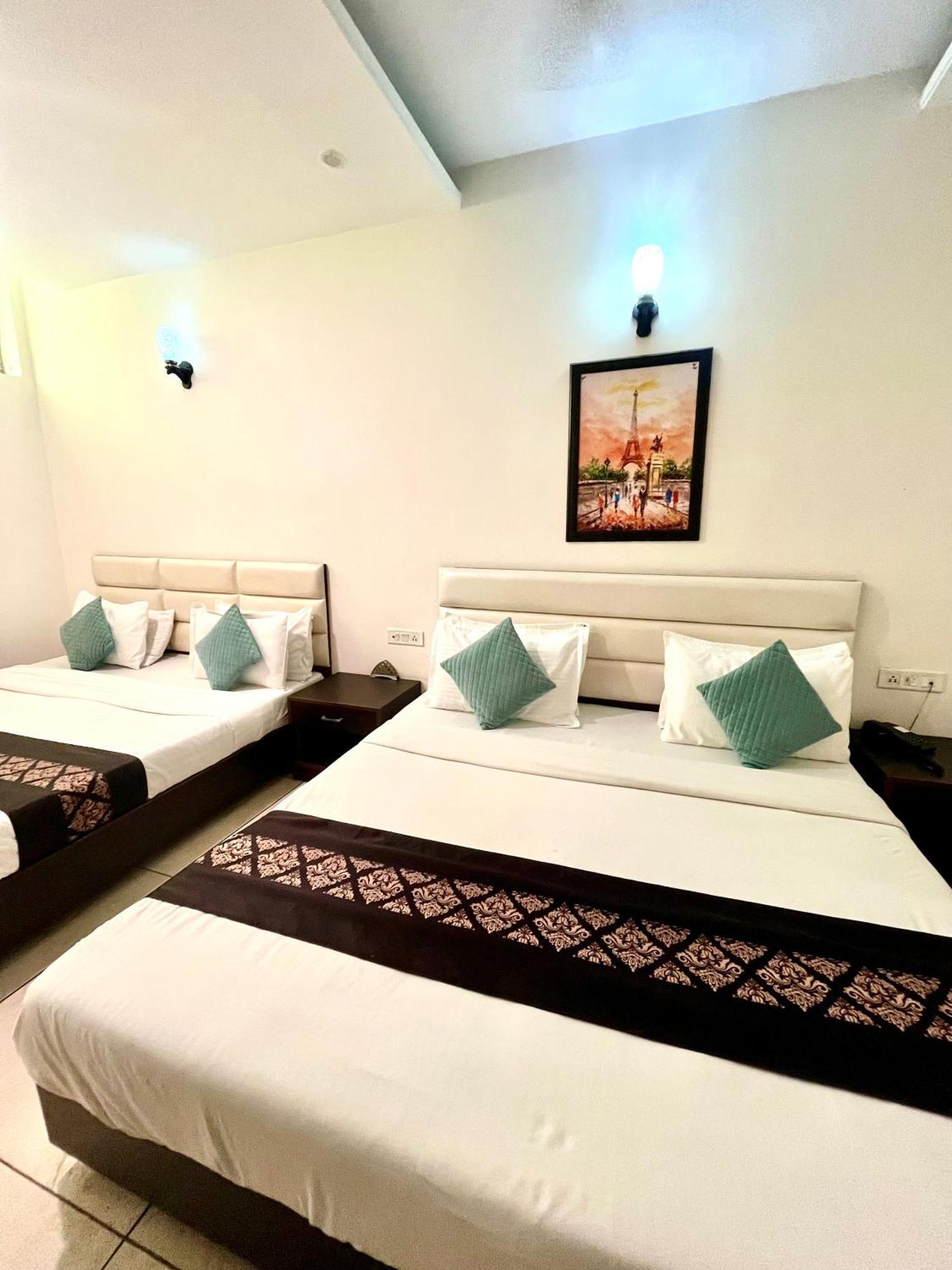 Hotel Jb Residency !! Luxurious & Royal Balcony Rooms !! Large Rooms Zirakpur Экстерьер фото
